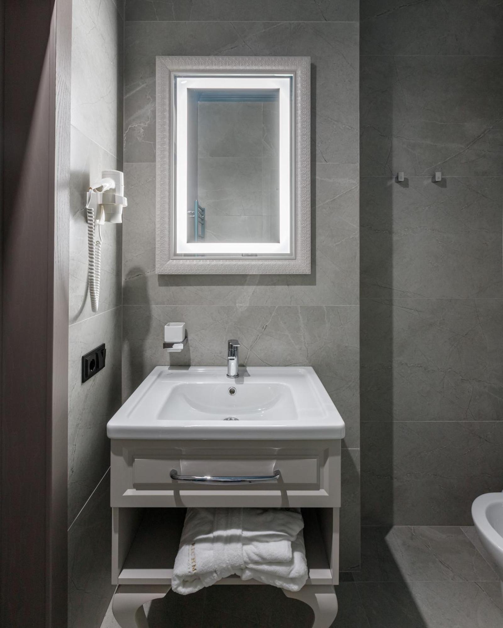 Richmond Hotel Chisinau Bagian luar foto