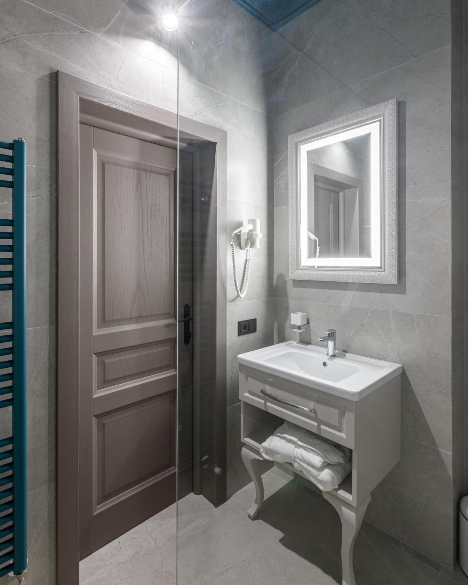 Richmond Hotel Chisinau Bagian luar foto